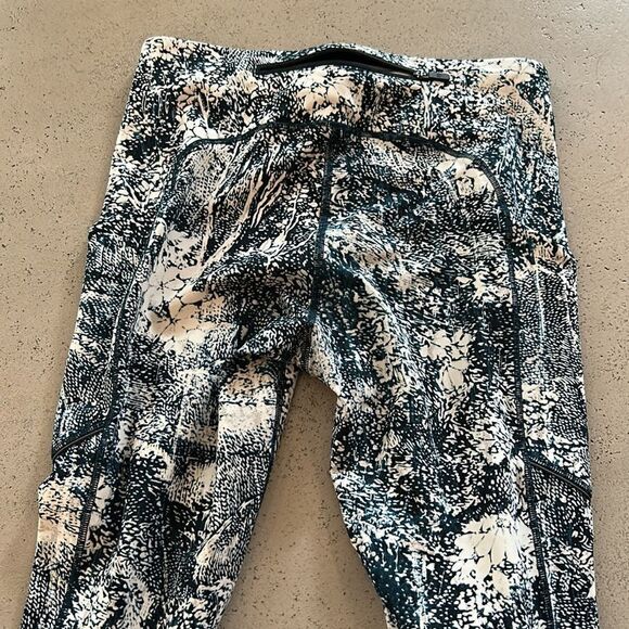 Lululemon navy blue print leggings 4 - Picture 5 of 6